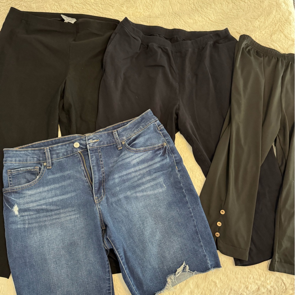 Jean shorts Medium Wash AND 3 pairs of black capris